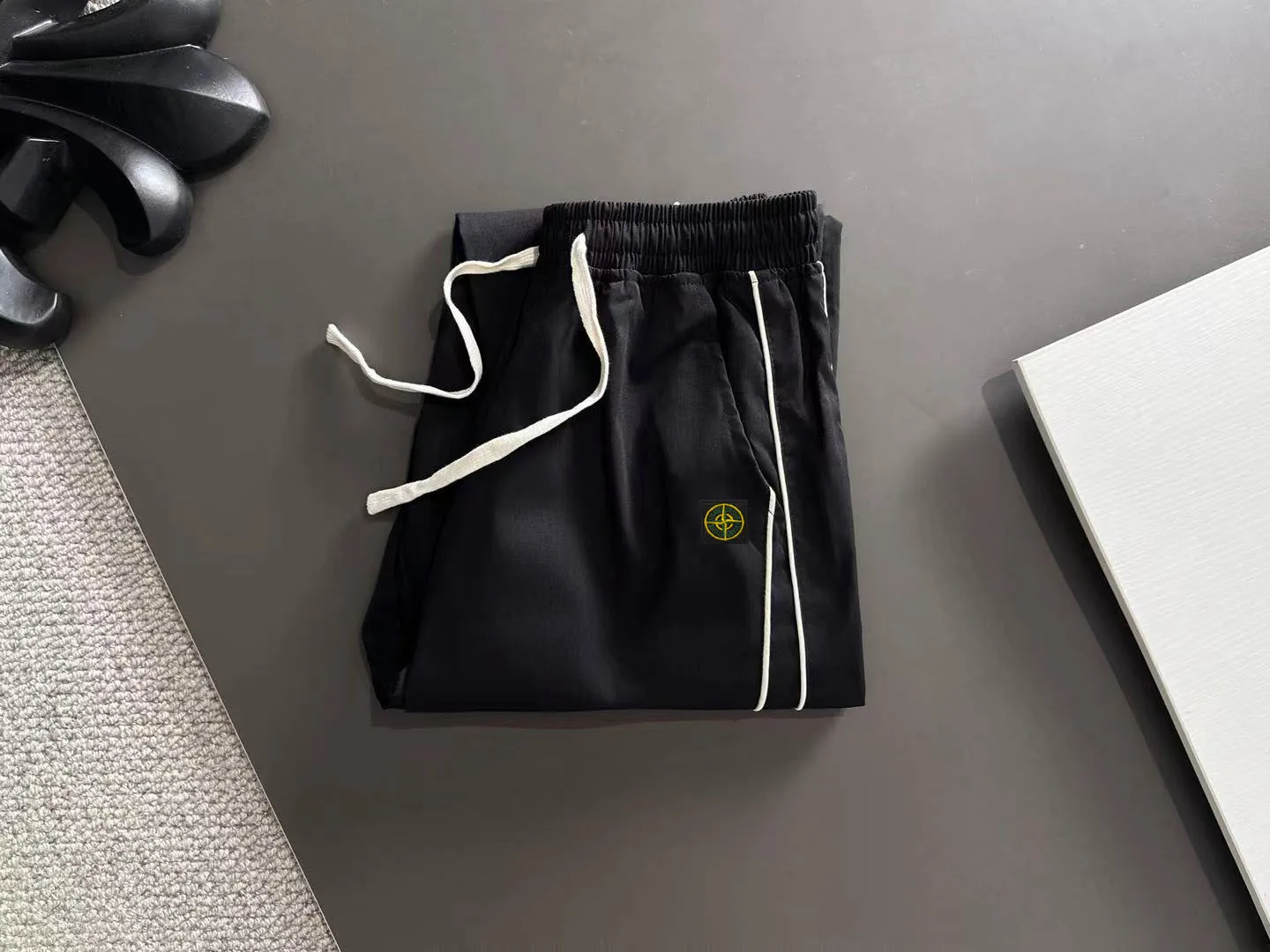 Next day shipping P720 Stone lsland/stone island high quality 2025 autumn and winter new casual heavy industry suit exclusively developed by yb! High quality production! The top version of the trading company channel order, external orders for imported custom fabrics, high breathability and comfort, impeccable details, absolutely worth buying! This type of suit is also a must-have for lazy people. You don’t have to think about how to match it, you can just get it in one set! Brand element design concept, delicate and soft feel! It presents a casual cut and the upper body shape is great! On sale simultaneously on the official website! From a high-end men's positioning brand, the low-key luxury taste is irresistible! Exquisite workmanship and impeccable quality! The overall style is simple, fashionable and timeless, fully meeting the requirements of stylish and tasteful dressing! Size: M to 5XL (or state your height and weight when placing an order)